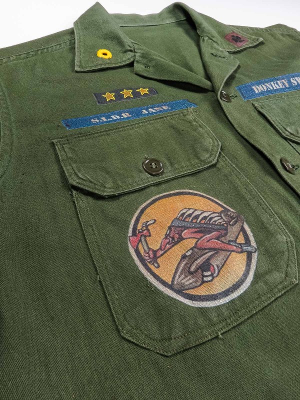 Camicia militare americana con ibiscus